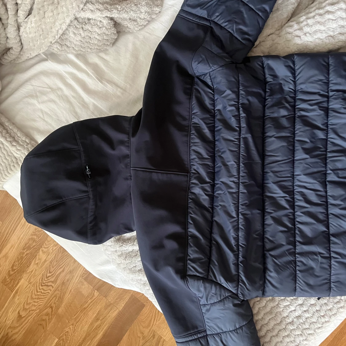 Svart pufferjacka med goggles från C.P. Company - 2