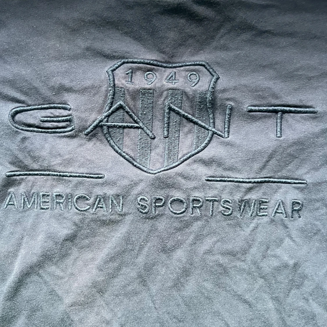 Mörkblå t-shirt från GANT med broderad logga - 1