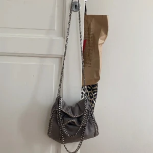 Stella McCartney väska - Säljer denna superfina Stella McCartney väskan då jag inte använder den längre🥰