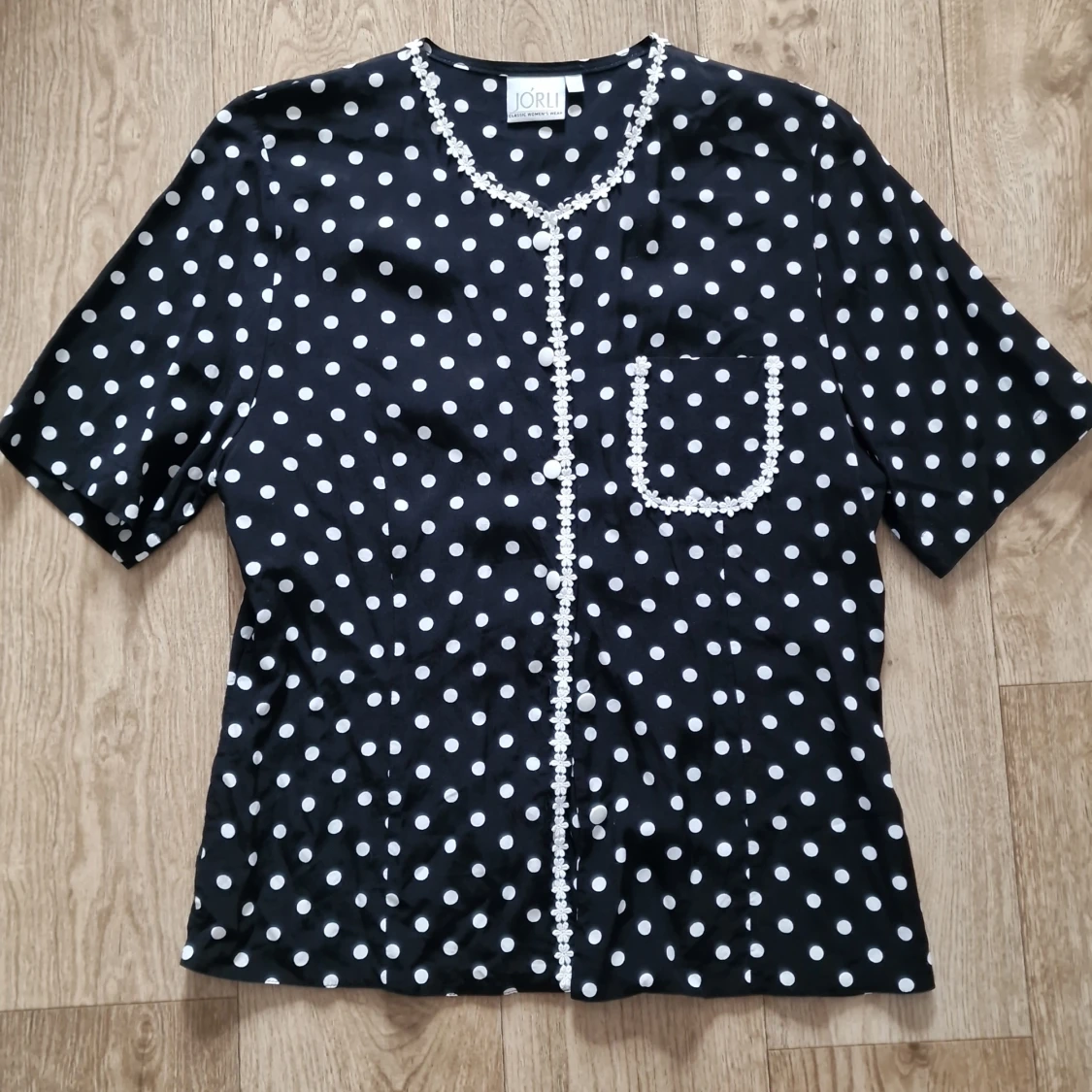 Svart blus med vita prickar 