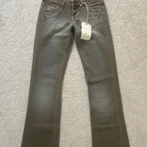 ljusgråa boutcut jeans - säljer dessa helt nya vintage jeans då det tyvärr var för stora för mig!  vet inte vilket märke det är, men hör gärna av er vid fler bilder