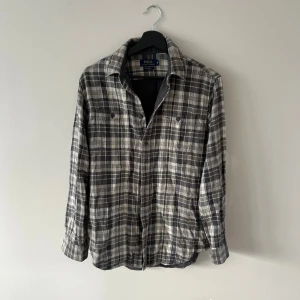 Flanellskjorta Ralph Lauren - Flanellskjorta från Polo Ralph Lauren i storlek M. Skjortan är i bra skick utan några defekter. Nypris ligger runt 2049, mitt pris 599