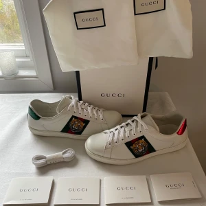 Gucci Ace Skor  - Tiger Patched Gucci Ace Sneakers” | Storlek 40 passar oxå 39,5 ish | Allt og ingår: 2 dustbags, originalbox och 4 papper - visar äktenhet + extra skosnören | Skick ~ 9.5/10 | pris inte hugget i sten | Skriv vid funderingar // Mvh 