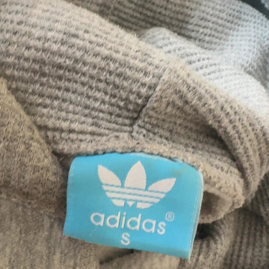Grå hoodie från Adidas - 1