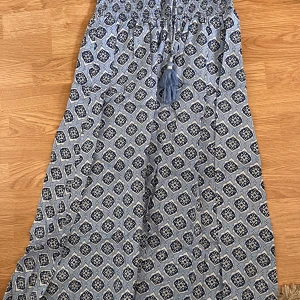 Sommarkjol  - Säljer en långklänning från Gina Tricot med blått och vitt mönster. Passar perfekt till sommaren!🌸 är använd fåtal gånger