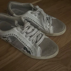 Sneakers - Säljer dessa skorna från Zara💕
