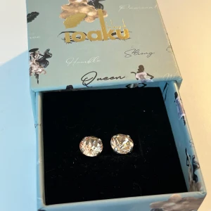 Caroline svedbom örhängen - Jätte snygga Caroline svedbom örhängen i silver och färgen golden shadow. Nyskick!!💕