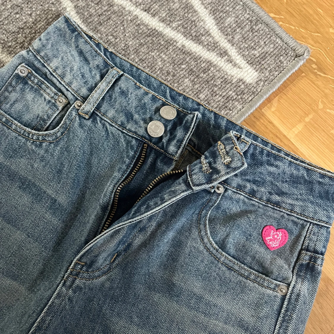 Blå jeans med volangdetaljer  - 3