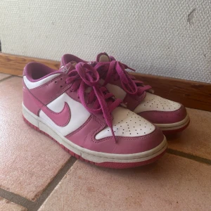 Nike Dunk Low  - Nike dunk low i mörkrosa/vit färg. Snyggt skick för att vara begagnade! 🥰🩷