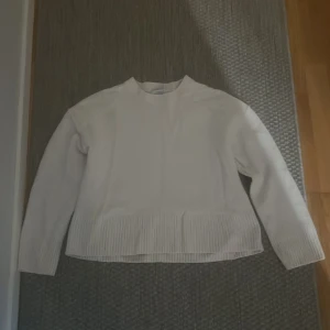 Vit stickad tröja - Säljer denna fina vita stickade tröja