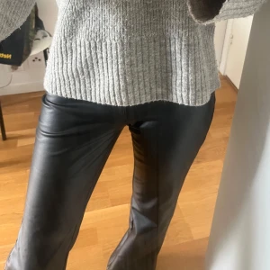 Svarta skinnbyxor! - Jättesnygga skinnbyxor som är midwaist. Det går att vika ner kanten om man vill att d ska sitta low också! Dem är använda 1-3 gånger! 