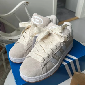 Adidas campus 00s - Jättesnygga beiga campus, helt oanvända med prislapp kvar, kartongen och extra vita skosnören följer med!! Storlek 38 2/3