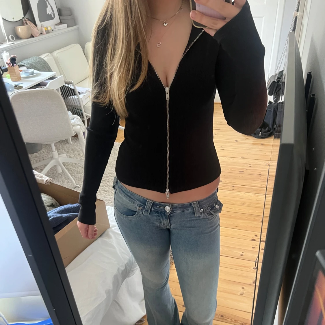 Svart  hoodie med dragkedja