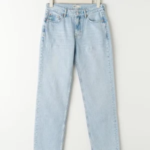 Ljusblå raka jeans  - Säljer ett par ljusblå jeans från gina tricot i storlek 32.  Modellen heter low straight jeans och har mid/låg midja. Säljs enbart pågrund av att dem har blivit för små för mig och är enbart använda ett fåtal gånger