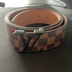 Rutigt bälte - Tja, säljer mitt bruna bälte med en svart detalj på i storlek 110cm skriv vid funderingar kan gå ner i pris vid snabb affär