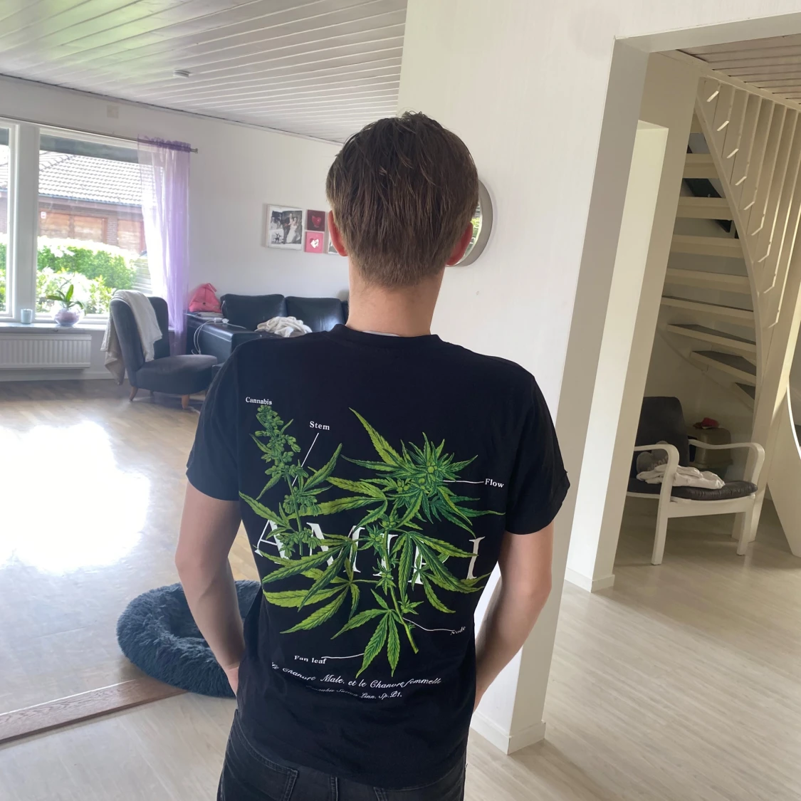 Svart t-shirt med växtmotiv från Amiri