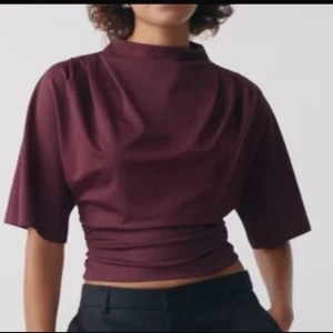 Tröja med tight midja - Tröjan har en lös polo och tight midja Aldrig använd pga för stor