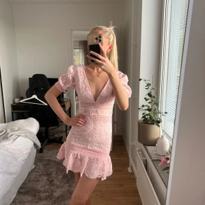Rosa klänning - Så snygg klänning men som är för kort på mig, lite trådar som sticker ut här och var samt ett litet hål se bild 4 och på bild 5 visar jag hur det ser ut vanligt alltså så syns inte hålet. Perfekt till typ midsommar