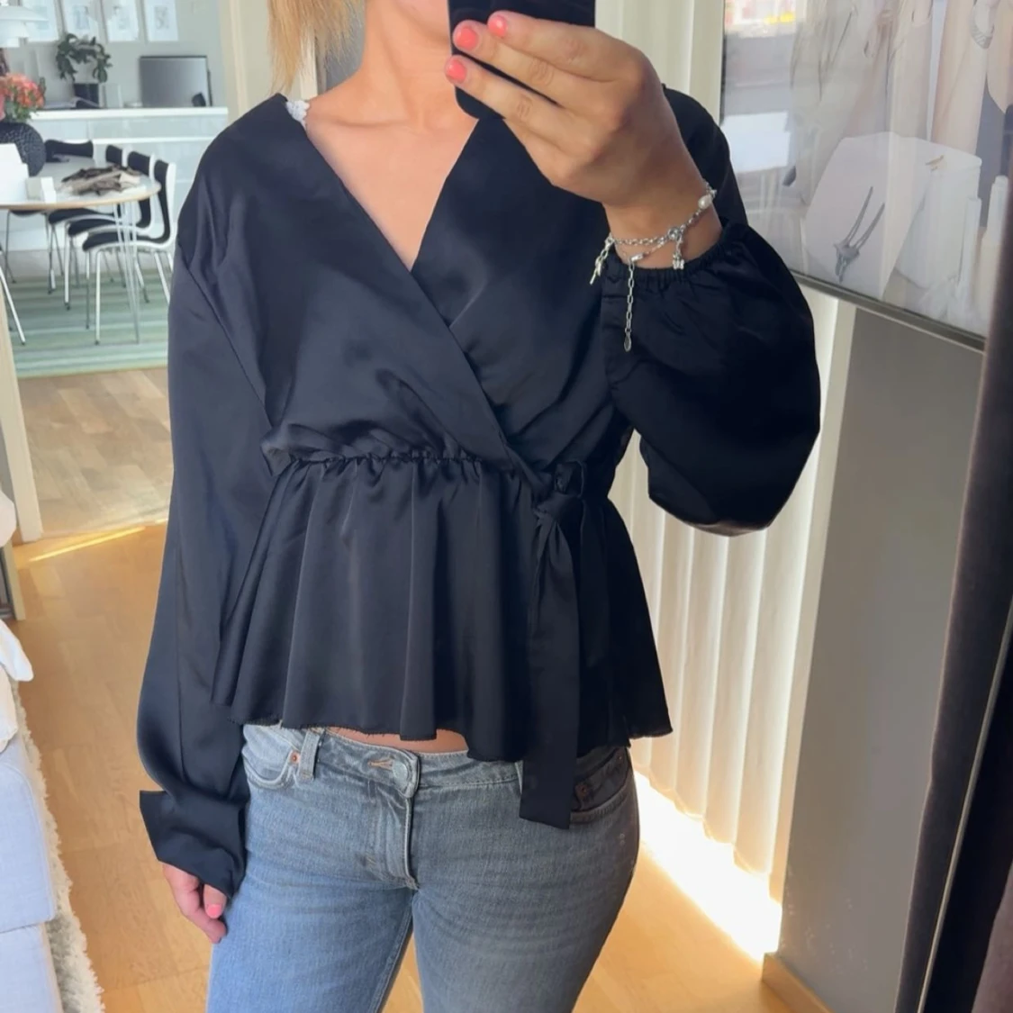 Svart omlottblus