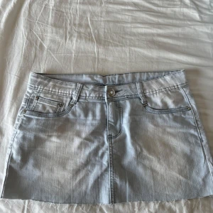 Kort ljusblå jeanskjol - Säljer en ljusblå jeanskjol med klassisk femficksdesign och knappar med kristaller. Perfekt till sommaren o lätt att styla!❤️köpte secondhand förra sommaren så vet ej vart den är ifrån då de inte står något i den. Storlek står inte heller men den passar som S/M