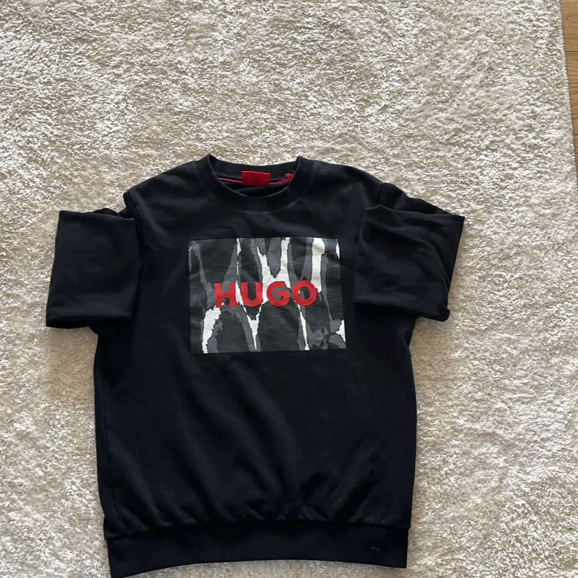 Svart sweatshirt från Hugo med tryck - 1