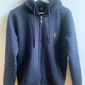  Polo Ralph Lauren - Säljer en svart hoodie från Polo Ralph Lauren med dragkedja och huva. Limited edition, skick 10/10