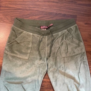 Juicy byxor - Säljer ett par av de gamla juicy couture modellen ,stora fickor både fram och bak. Byxorna har en avslappnad passform och är gjorda i ett mjukt material som känns skönt mot huden. Perfekta för en chill dag hemma eller när du vill vara bekväm.