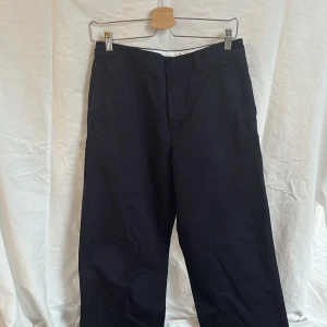 Mörkblå chinos med rak passform - Snygga mörkblå chinos från Arket storlek 44