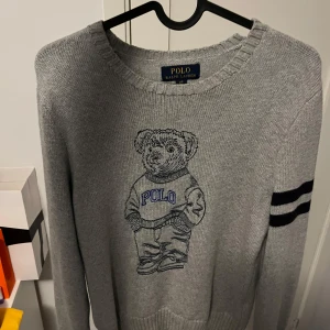 Stickad Ralph Lauren tröja - Säljer denna tröja för ja har växt ur den, den har gått sönder lite på axlen men enkelt att sy ihop. Storlek XS