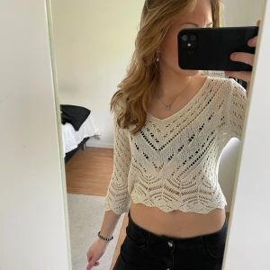 virkad topp - Jättefin trekvarts ärmad topp/tröja i storlek xs. Den är ganska genomskinlig men det är fint både med och utan linne under. Jättefin till sommaren🌸☀️