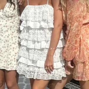 Söt eftertraktad volangklänning - Så himla fin vit volangklänning med spets😍💕💕💕💕 Första bilden är lånad🤗🌸