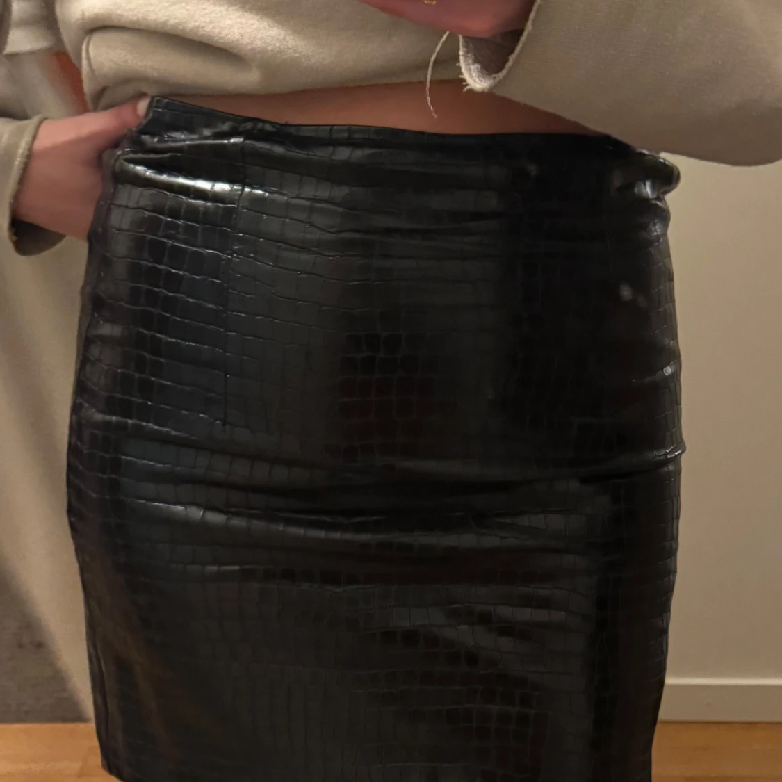 Svart kjol i skinnimitation från Zara - 1