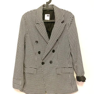Snygg & Stylish kavaj från KOHLS strl L retro/ vintage  - En stylish och snygg kavaj i strl L från KOHLs . En riktig vintage/ retro . Den är i strl L och är normal i passform men jag har strl xs/s och har köpt den så stor för att ha den som oversize. Tyget är superskönt och är mjukt och följsamt utan att den tappar känslan av kavaj. Dekorativa knappar i är slut. 2 stora fickor fram. Mycket fint skick! Finns katter i hemmet.
