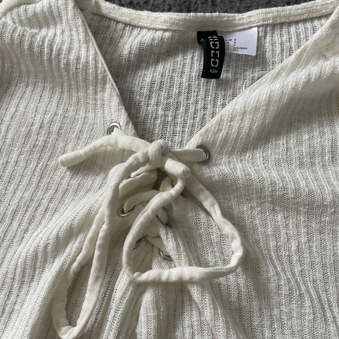 Vit ribbad tröja med snörning från H&M