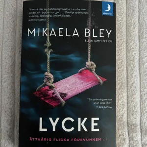 Lycke - Spännande kriminalroman om en åttaårig flicka som försvinner i Stockholm. Boken är första delen i Ellen Tamm-serien och utspelar sig kring Kungliga Tennishallen. Perfekt för dig som gillar deckare med mörka hemligheter.