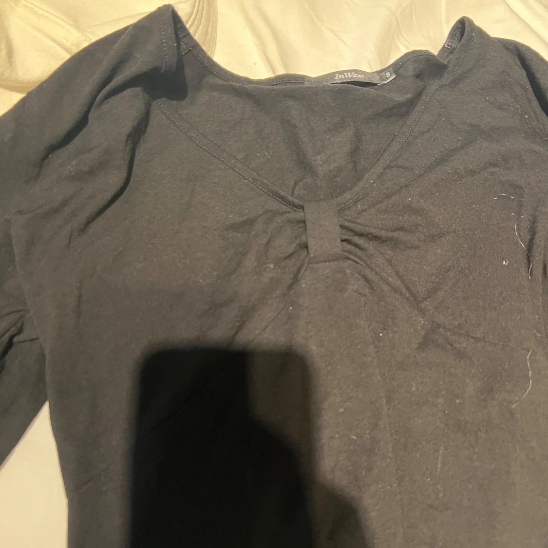 Svart långärmad topp med v-ringning från Artillery - 2