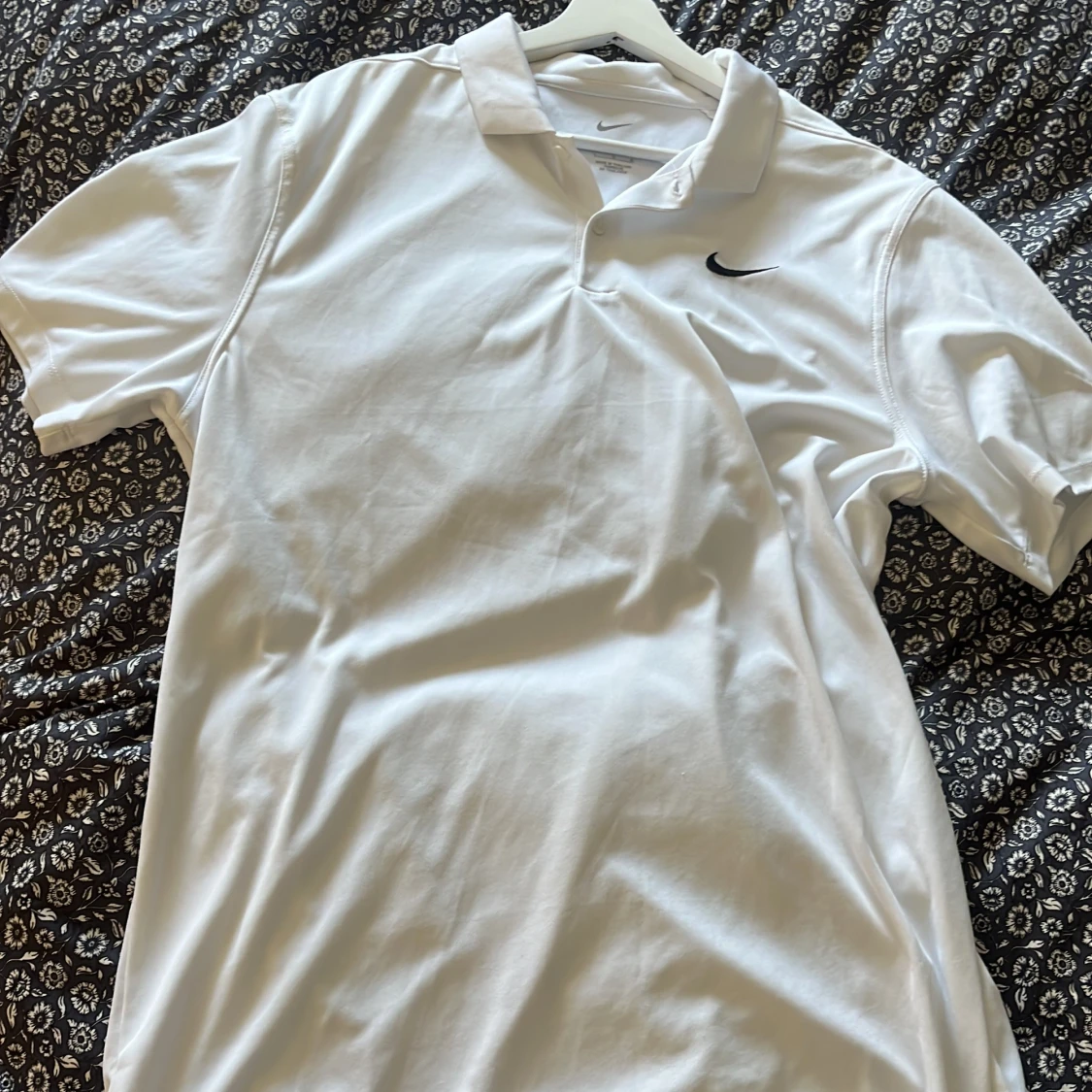 Vit piké t-shirt från Nike