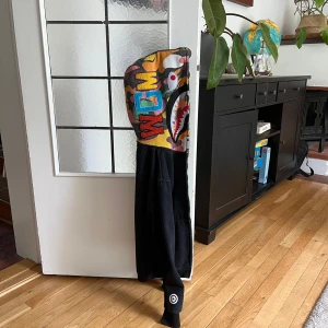 A Bathing Ape zipup  - Säljer en svart hoodie från A Bathing Ape, storlek S. Den är i hyfsat skick men tyvärr så fungerar inte dragkedjan därav priset. Skriv vid minsta fundering, priset är ej hugget i sten!
