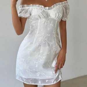 Studentklänning - Superfin och aldrig använd, man kan ta upp ärmarna så de inte blir off-shoulder om man vill det🫶🏼