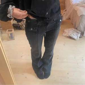 svarta hm jeans - lägger upp igen pga oseriös köpare😇💓jätte coola svarta jeans från hm, helt slutsålda