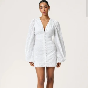  klänning från Adoore - Säljer min älskade adoore klänning då den ej kommer till användning💞 i storlek 34, nyskick, endast använd två gånger!!💕kontakta mig vid frågor eller funderingar 💗(priset kan diskuteras)