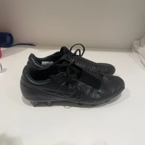 Nike phantom venom Elite AG - Säljer dessa eftertraktade skor i storlek 41. Skorna och dubbar är i ett fint skick med tanke på åren förutom lite slitage på framsidan (se bild) . Hör gärna av dig om du har mer frågor!