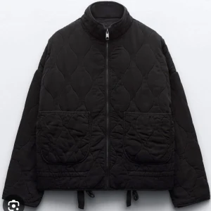 Svart quiltad jacka med dragkedja - Supersöt jacka! Knappt använd💖