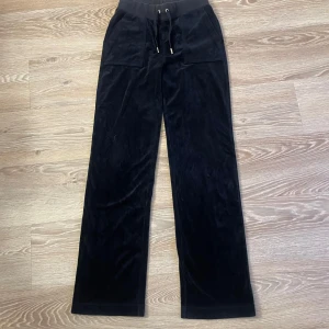 Mörkblå juicy couture mjukisbyxor  - Mörkblå mjukisbyxor från juicy couture med bred resår i midjan och dragsko framtill. Byxorna har raka ben och fickor både fram och bak med silvriga detaljer. Mjukt material som känns lyxigt. Hör gärna av dig vid frågor och liknande! Pris kan diskuteras💕