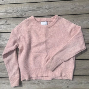 Ljusrosa stickad tröja från Samsøe Samsøe - Supermjuk och fluffig ljusrosa stickad tröja från Samsøe Samsøe. Bra kvalitet av alpacka/merino ylle🩷
