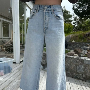 Ljusblå wide jeans från Levi's - Säljer ett par ljusblåa wide jeans från Levi's. Skriv privat vid frågor🤗