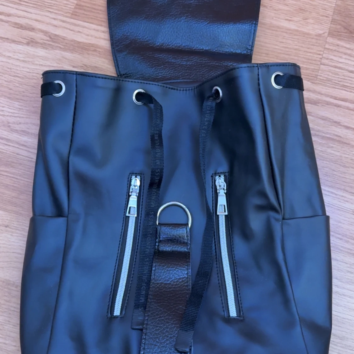 Svart ryggsäck med dragkedjor - 1