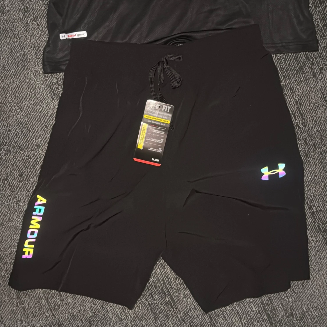Svart t-shirt från Under Armour med regnbågsdetaljer - 1