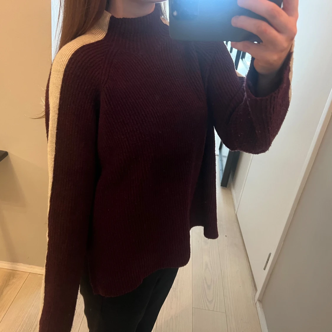 Vinröd stickad tröja med vit axel