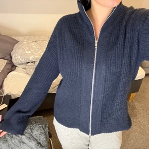 Stickadtröja med zip - Snygg tröja med zip som man kan använda även som jacka, den är köpt ifrån lager 157 och har använd den ca en gång så den är som ny🩷
